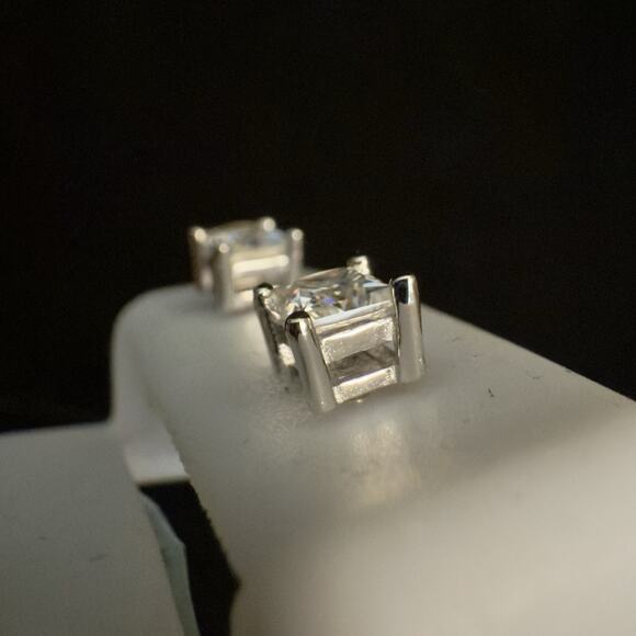 Beautiful 1.00ctw Princess Cut Moissanite Screwback Stud Earrings~New~Retail$300 - Picture 3 of 10
